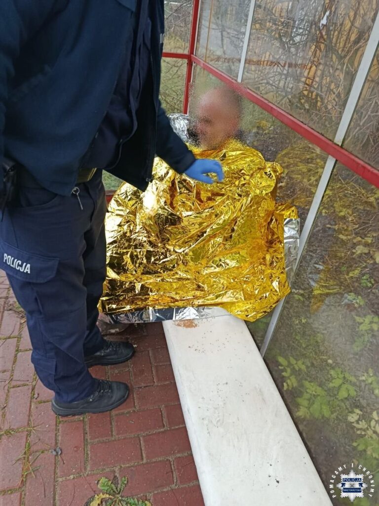 Noc spędził pod gołym niebem. Policjanci ruszyli z pomocą