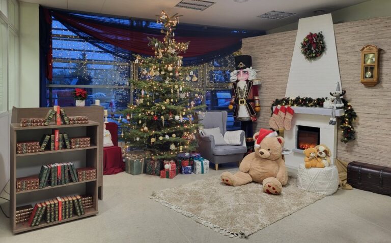 Zimowa sceneria w Bibliotece Publicznej w Morawicy – magiczny zakątek pełen świątecznego uroku