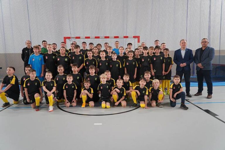 9 grudnia 2025r w hali sportowej w SP w Bolminie, burmistrz Gminy i Miasta Chęciny Robert Jaworski wręczył zawodnikom klubu LKS Bolmin nowe stroje sportowe.