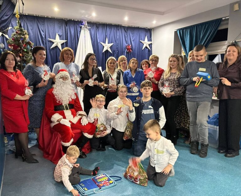 Spotkanie opłatkowe Grupy Wsparcia „Niebieski Piekoszów”. Był Święty Mikołaj, prezenty i dobra energia