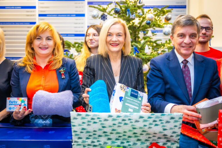 Pakowanie darów dla najbardziej potrzebujących. Akcja Szlachetna Paczka