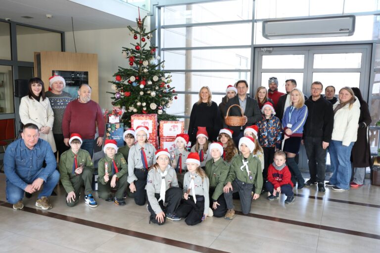 Wielki finał akcji ˝Paczka na Święta˝ w gminie Morawica – pomoc trafiła do 11 rodzin!