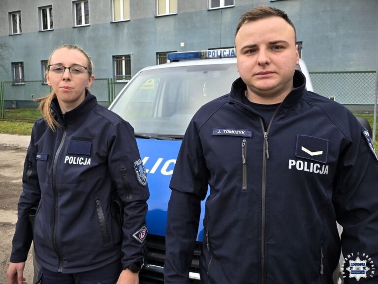 Liczyła się każda sekunda- policjanci wynieśli mężczyznę z płonącego domu