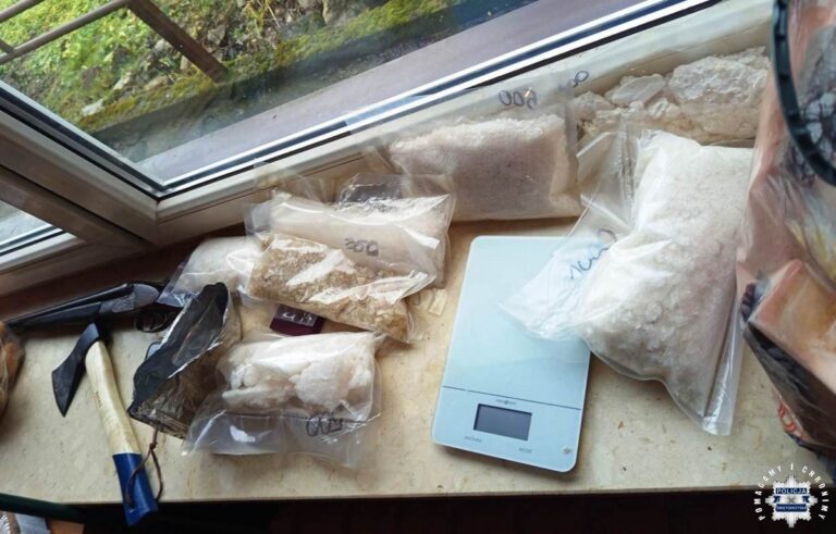 Broń i narkotyki w mieszkaniu 35-latka. Zatrzymali go kryminalni