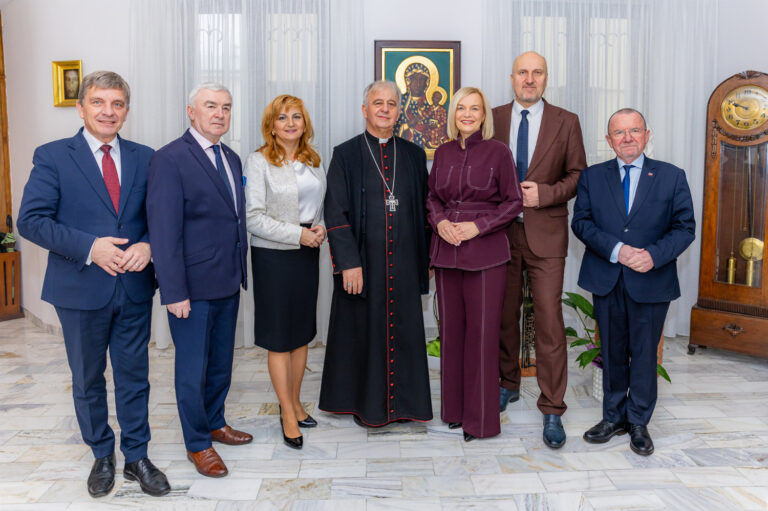 Samorząd województwa z życzeniami u biskupa kieleckiego