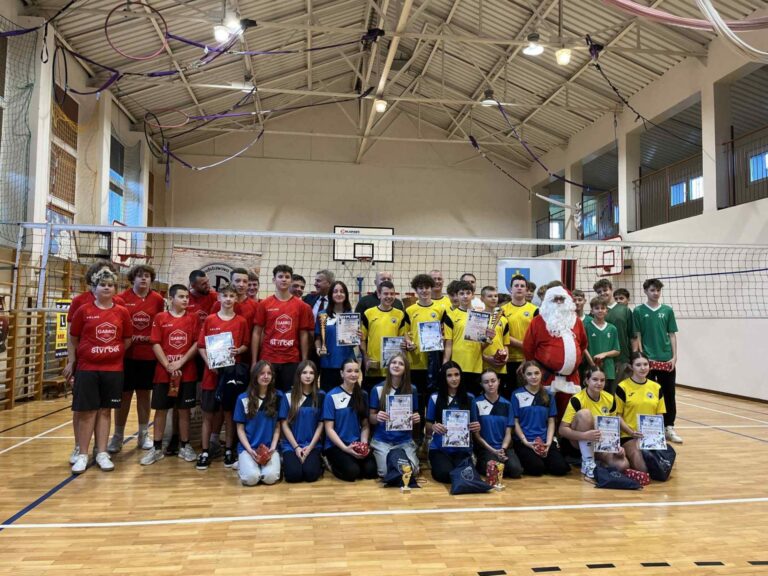 Mikołajkowy Powiatowy Turniej Piłki Siatkowej w Sukowie