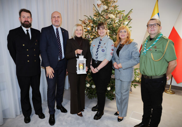 Betlejemskie Światło Pokoju zabłysło w Urzędzie Marszałkowskim