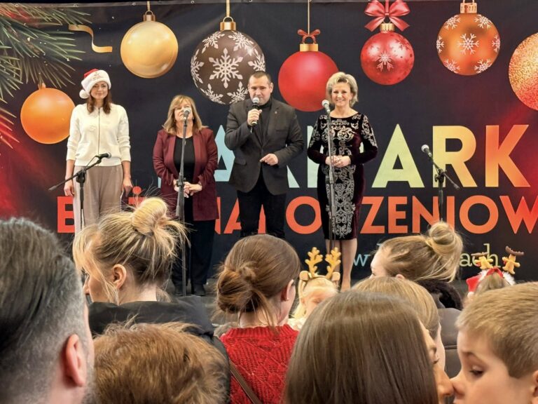 Zapach pierników, kolędy i pełna scena artystów. Świąteczny jarmark w Nowinach zachwycił świąteczną magią