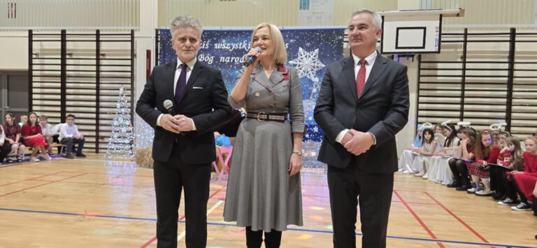 Szósta Wigilia dla Seniorów w Mniowie. Blisko 300 osób przy wspólnym stole