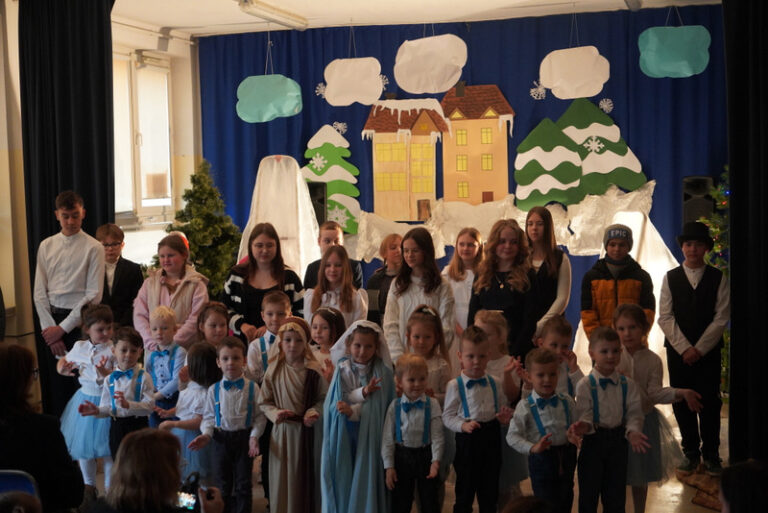 Relacja fotograficzna z&nbsp;przedstawienia jasełkowego w&nbsp;wykonaniu uczniów ze&nbsp;Szkoły Podstawowej im. Janusza Korczaka w&nbsp;Tokarni