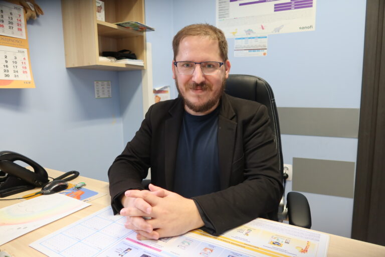 „Najważniejsze jest, żeby dziecko się nie bało” – Rozmowa z lekarzem pediatrą z przychodni w Nowinach Adrianem Filipem