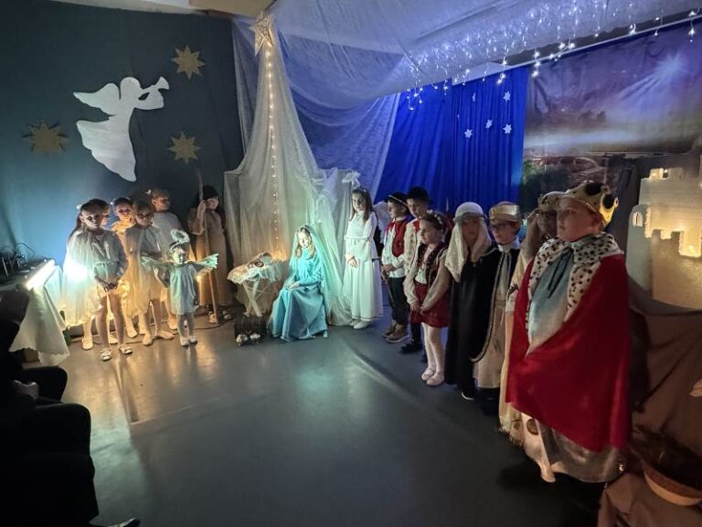 Relacja fotograficzna z przedstawienia jasełkowego w wykonaniu uczniów ze Szkoły Podstawowej z oddziałami dwujęzycznymi im. Gen. Stanisława Skalskiego w Polichnie