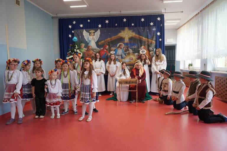 Relacja fotograficzna z przedstawienia jasełkowego w wykonaniu uczniów ze Szkoły Podstawowej  w Łukowej