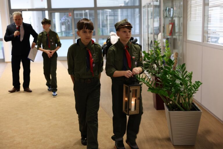 Do Urzędu Miasta i&nbsp;Gminy Morawica zawitało Betlejemskie Światło Pokoju