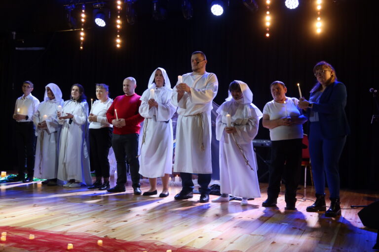 Światło, które łączy. Wyjątkowy spektakl aktorów ŚDS na scenie Kina „Piksel” w Piekoszowie [WIDEO]