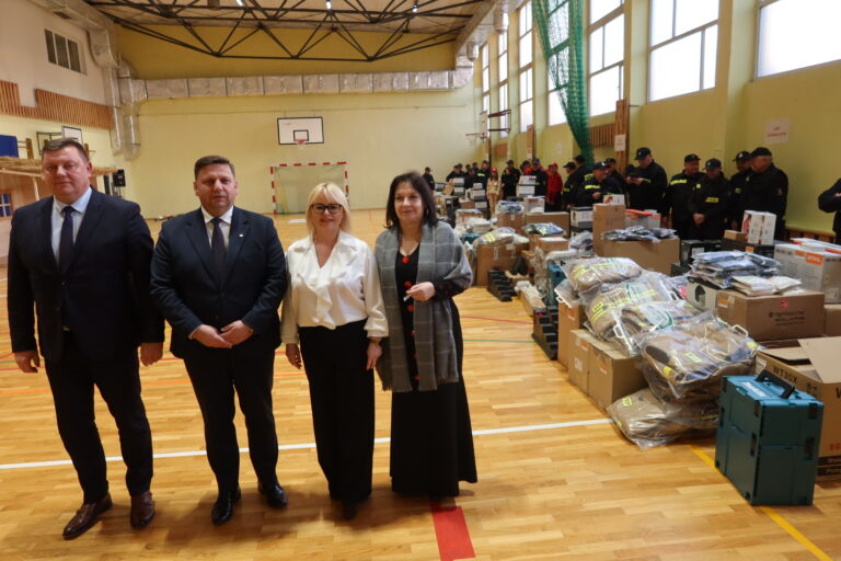 Przekazanie nowego sprzętu dla OSP w gminie Strawczyn w hali sportowej