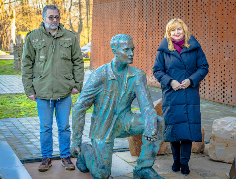 Uroczyste odsłonięcie kompozycji rzeźb pionierów badań nad starożytnym hutnictwem świętokrzyskim w Nowej Słupi