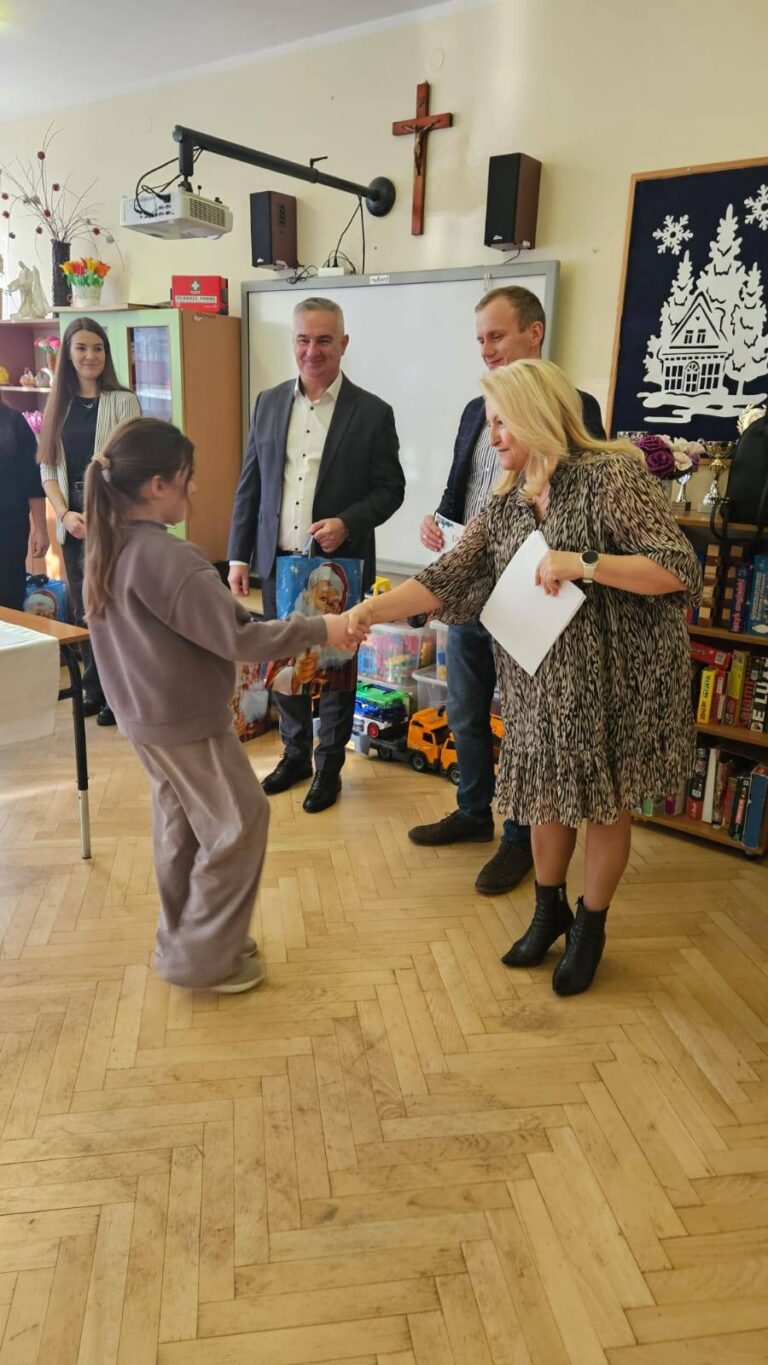 Uroczystość wręczenia nagród w konkursie na ozdobę choinkową w gminie Mniów