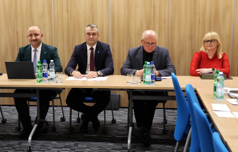 Cztery osoby siedzące przy stole podczas obrad komisji bezpieczeństwa i finansów