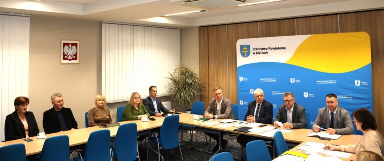 Osoby uczestniczące w spotkaniu połączonych komisji w Starostwie Powiatowym w Kielcach.