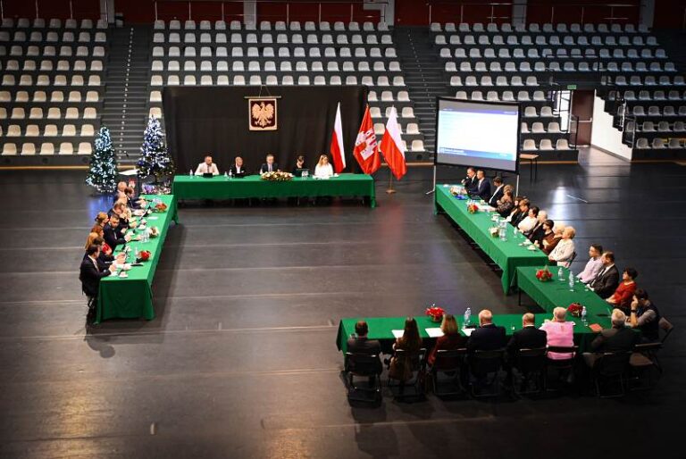 Obrady Radny Miejskiej Chęcin w hali, przyjęcie budżetu na 2026 rok.