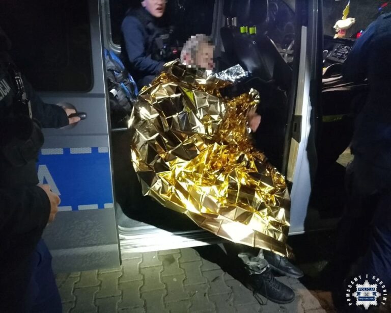 Uraz nogi uniemożliwił mężczyźnie wyjście z lasu. Z pomocą przyszli policjanci