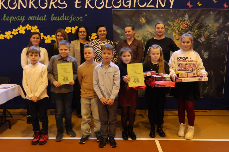 Dzieci i nauczyciele podczas XXIII Gminnego Konkursu Ekologicznego w Szkole Podstawowej w Łosieniu