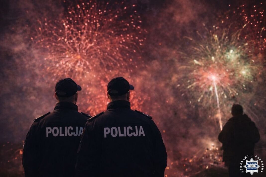 Policjanci obserwujący fajerwerki na Sylwestra