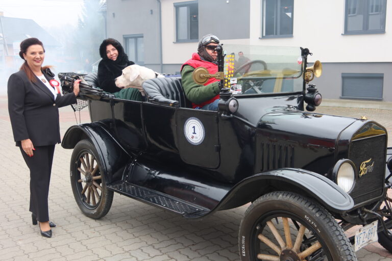 Zabytkowe samochody w Piekoszowie. Motoryzacyjny hołd dla Niepodległej [WIDEO]