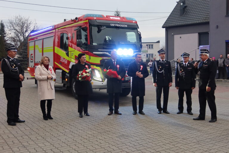 Nowoczesny wóz strażacki trafił do OSP Piekoszów. Huczne wprowadzenie i potężne wsparcie finansowe! [WIDEO]