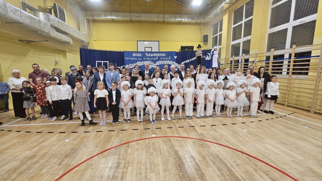 Grupa dzieci i dorosłych uczestniczących w jasełkach w szkole w Cierchach