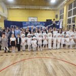 Grupa dzieci i dorosłych uczestniczących w jasełkach w szkole w Cierchach