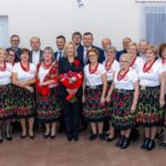 Grupa osób uczestniczących w projekcie Aktywni Seniorzy, ubranych w tradycyjne stroje.