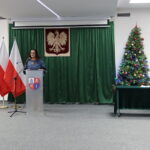 Rada Miejska w Piekoszowie, uchwalenie budżetu na 2026 rok, osoba przemawiająca, choinka świąteczna, flaga Polski