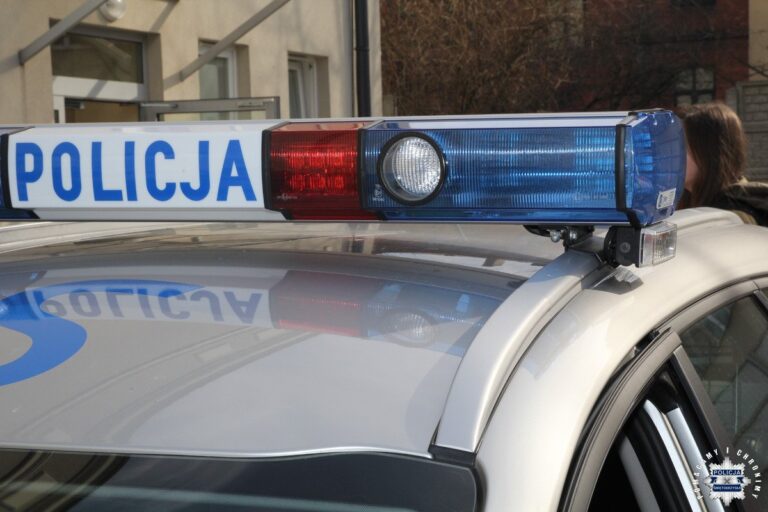 Radiowóz policyjny z włączonymi światłami