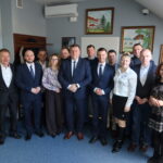 Grupa osób po uchwaleniu budżetu Gminy Strawczyn na 2026 rok