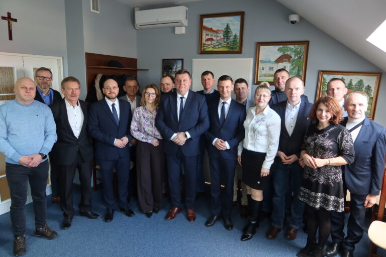 Grupa osób po uchwaleniu budżetu Gminy Strawczyn na 2026 rok