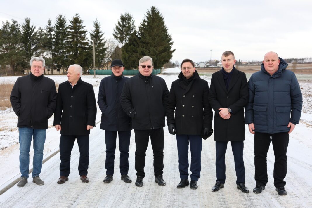 Grupa mężczyzn na nowej drodze powiatowej w Obicach