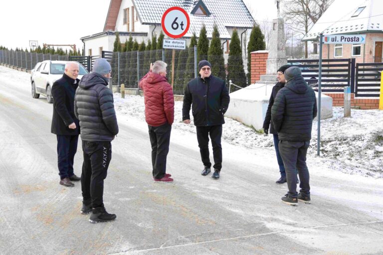 Starosta sprawdza skrzyżowanie, na którym doszło do zderzenia