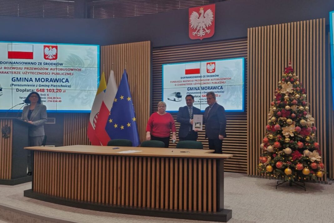 Osoby obecne na spotkaniu dotyczącym programu przewozów publicznych w Gminie Morawica.