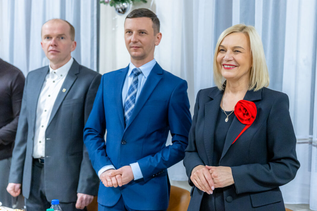 Grupa osób w eleganckich strojach podczas spotkania w Oblęgorku