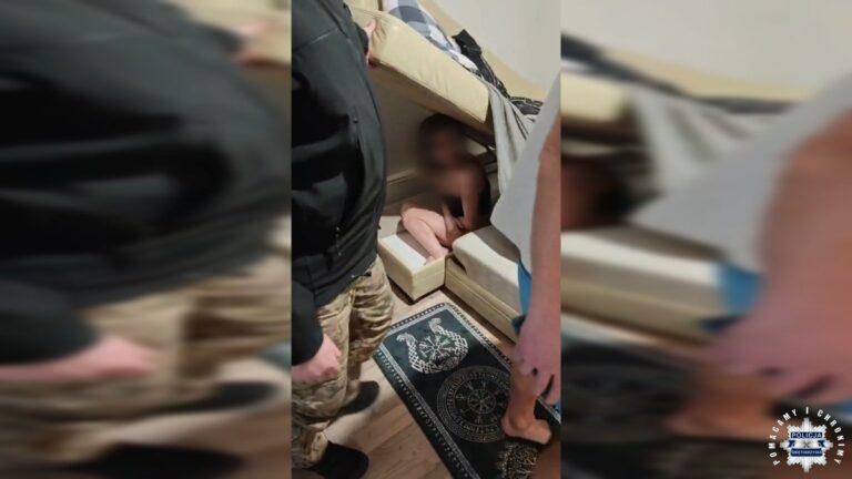 Ukryła się przed policjantami w narożniku