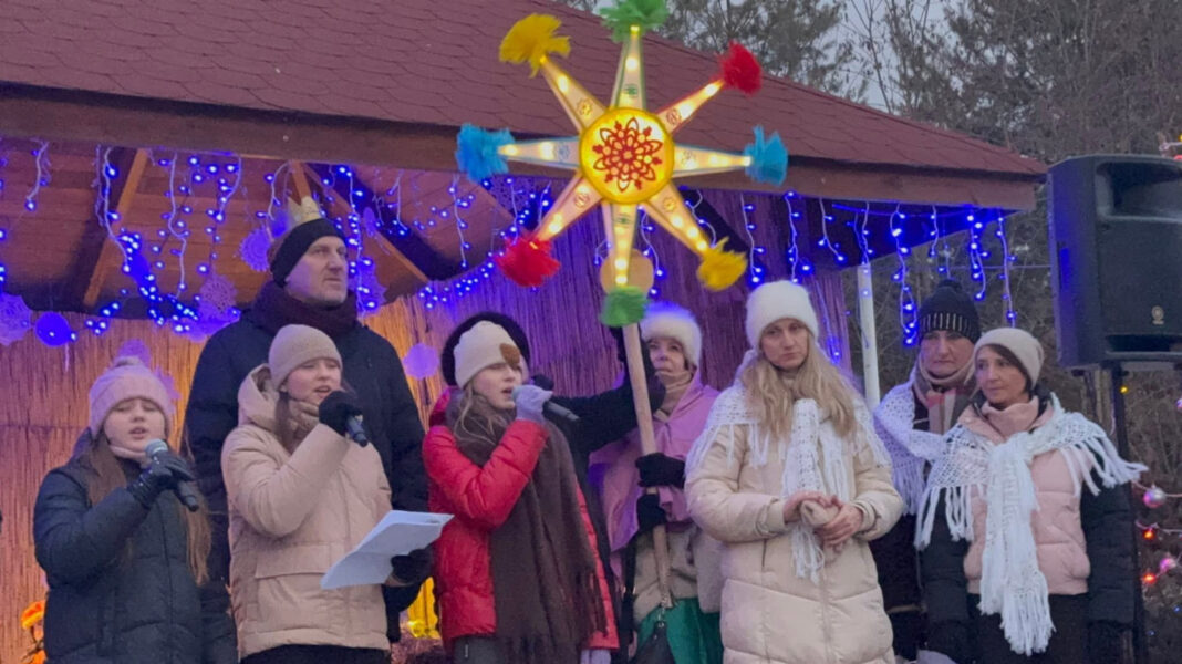 Grupa ludzi na scenie podczas Orszaku Trzech Króli w Milczanach
