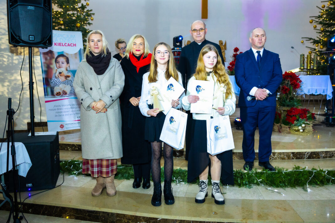 Uczestnicy X Jubileuszowego Koncertu Galowego Przeglądu Kolęd i Pastorałek na scenie