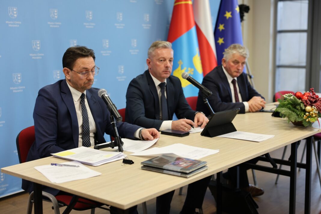 Sesja z udziałem przedstawicieli Rady Miasta i Gminy Morawica podczas uchwalania budżetu, przy stole konferencyjnym