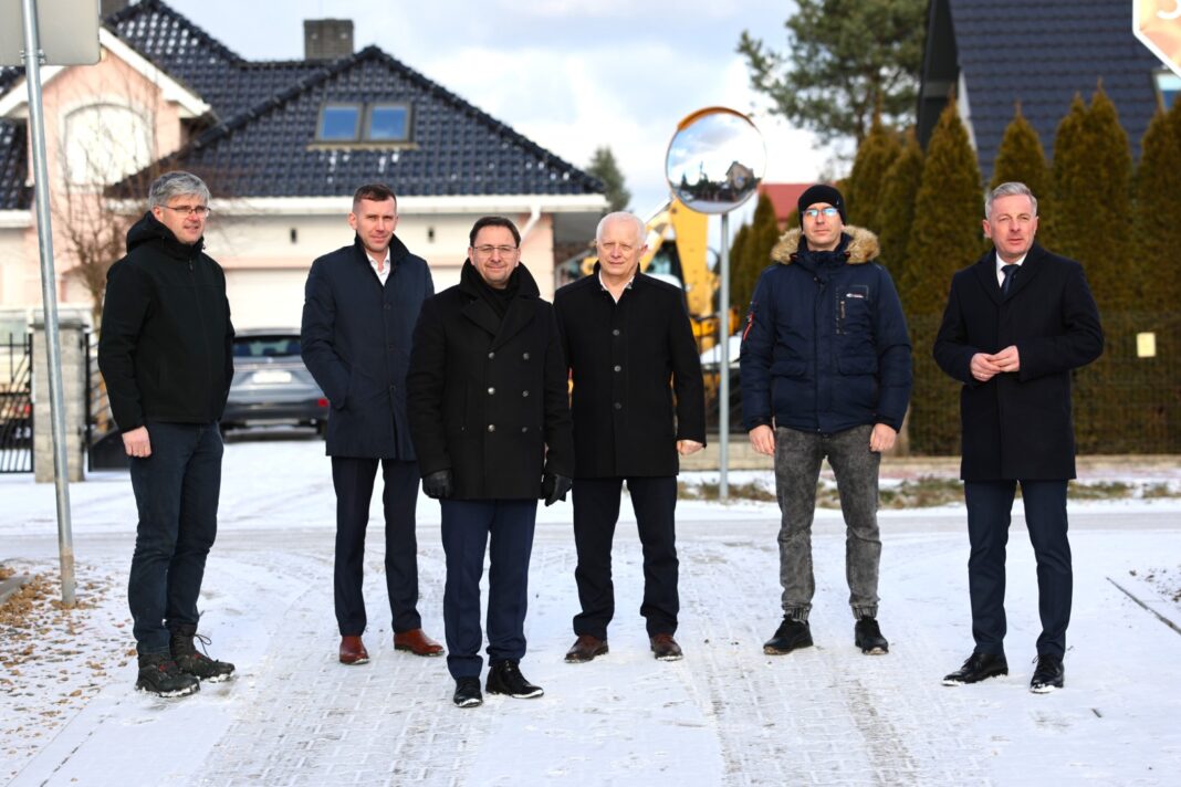 Grupa mężczyzn na ul. Słonecznej w Bilczy po zakończeniu budowy