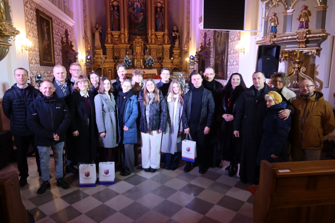 Grupa uczestników koncertu noworocznego w sanktuarium w Piekoszowie