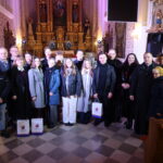 Grupa uczestników koncertu noworocznego w sanktuarium w Piekoszowie