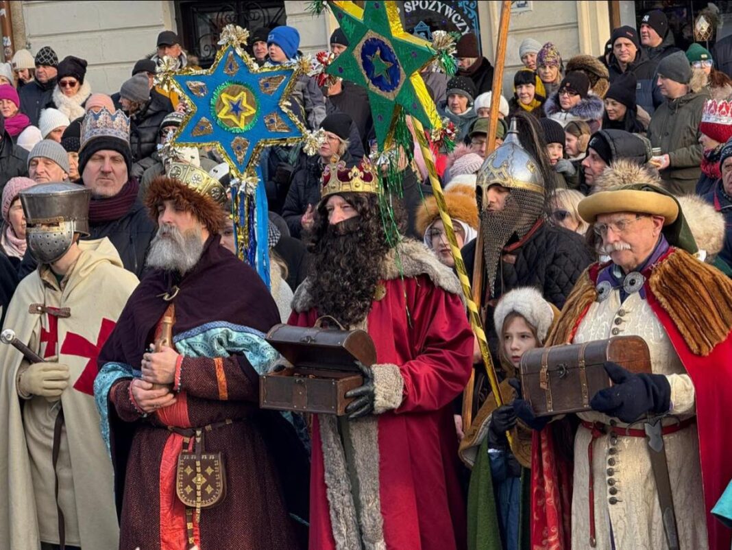 Grupa postaci w kostiumach historycznych na Orszaku Trzech Króli w Sandomierzu.