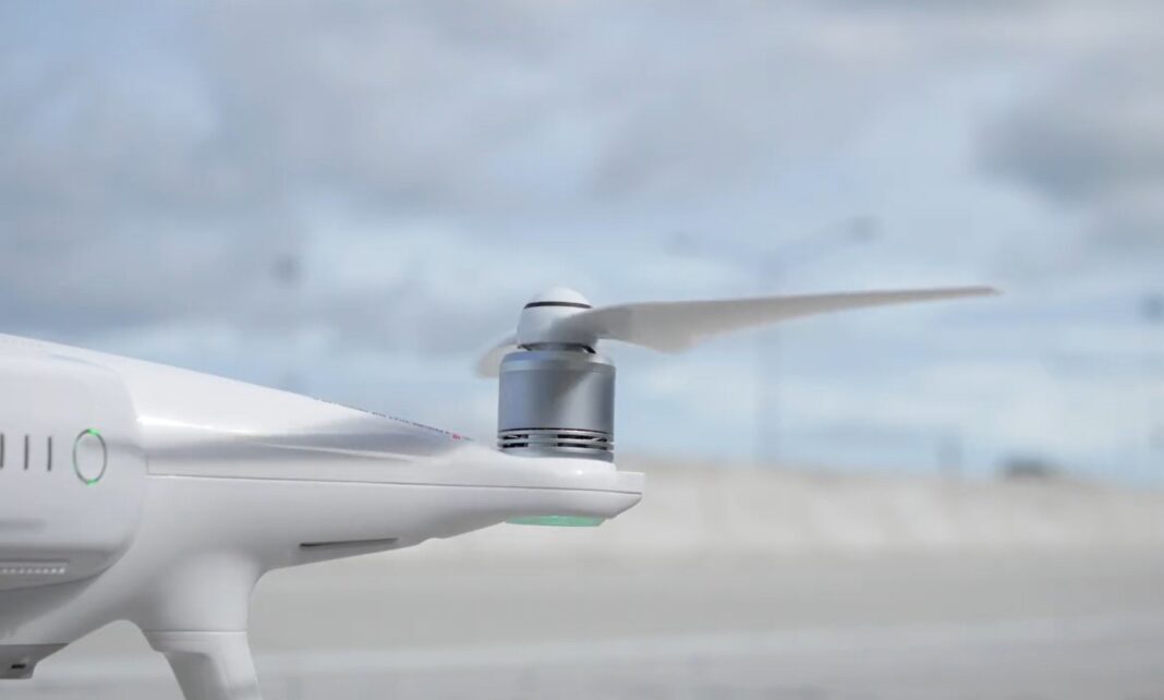 Bliski plan wirnika białego drona na tle jasnego nieba.